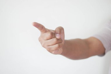 Genç adam kopyalama alanı ile işaret ediyor 