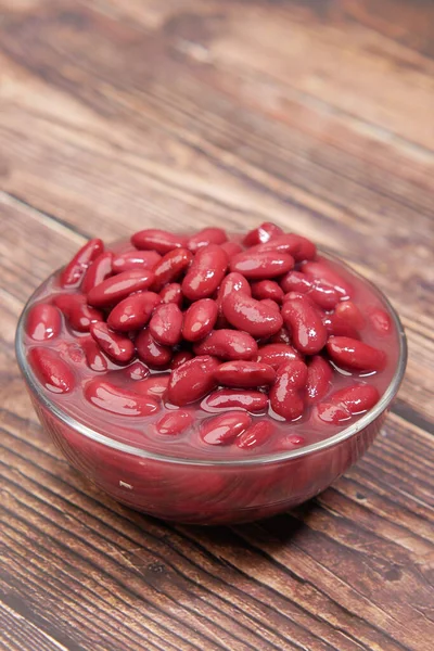 Kärnor Röd böna i en skål på bordet . — Stockfoto