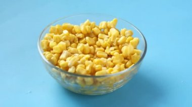 Masadaki kasede tatlı mısırlar ,