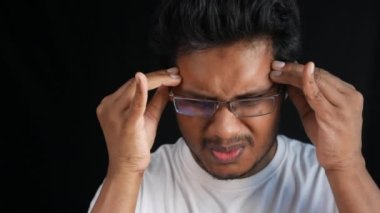 Bunalımlı adam kendini hasta hissediyor ve maddi sorunları için endişeli.