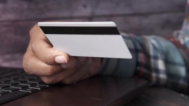 Nahaufnahme der Hand einer Person, die Kreditkarte hält — Stockvideo