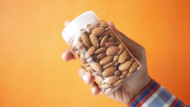 Vista superior de los frutos secos de almendras en la mano del hombre — Vídeo de stock