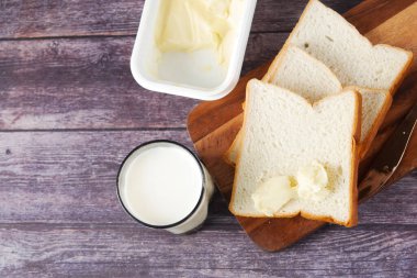 Süt, tereyağı ve esmer ekmek masanın üzerinde doğranır. 