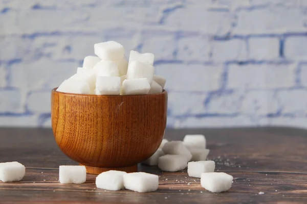 Witte suikerklontje in een bakje op tafel — Stockfoto