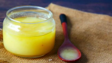 Ev yapımı kahve kabın içinde masanın üstünde. ,