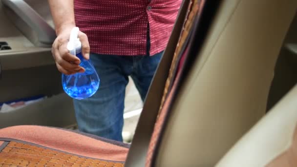 Χέρι σε σπρέι μπουκάλι καθαρισμού εσωτερικό του αυτοκινήτου, — Αρχείο Βίντεο