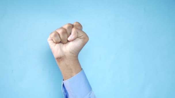 Handen gebalde kracht sterkte tegen blauwe achtergrond — Stockvideo