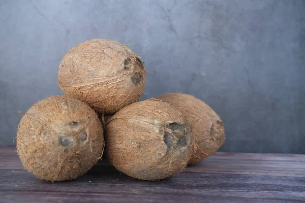 Rebanada de coco fresco en un mantel — Foto de Stock