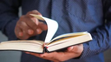 Genç adamın el falına bak. Kitap okuyor. 