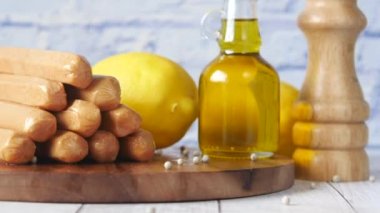 Sosis, yağ ve limon doğrama tahtasının üzerinde..