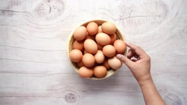 Masadaki plastik bir kutudan yumurta topluyorum. 
