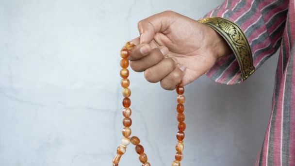 Homem muçulmano manter a mão em gestos de oração durante o ramadã, Close-up — Vídeo de Stock