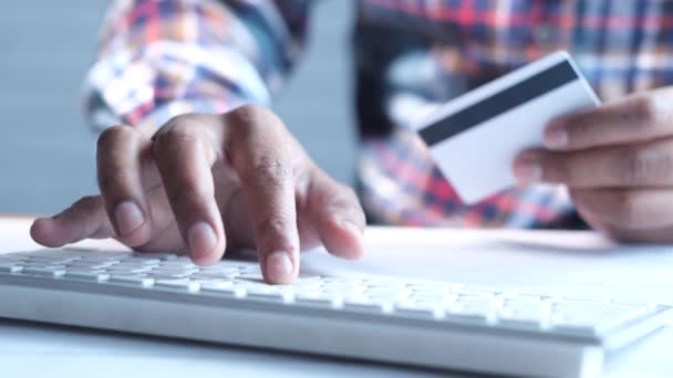 Uomo mani in possesso di carta di credito e utilizzando tastiera shopping online — Video Stock