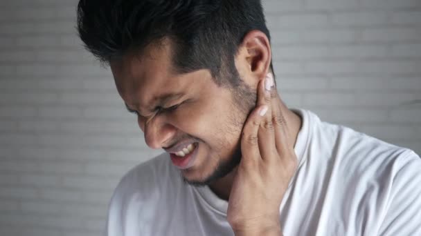 Jovem tendo dor de ouvido tocando sua orelha dolorosa , — Vídeo de Stock