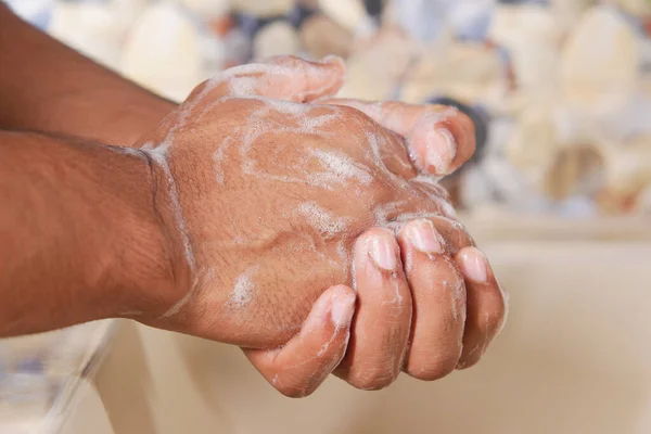 Joven lavándose las manos con agua tibia jabón —  Fotos de Stock