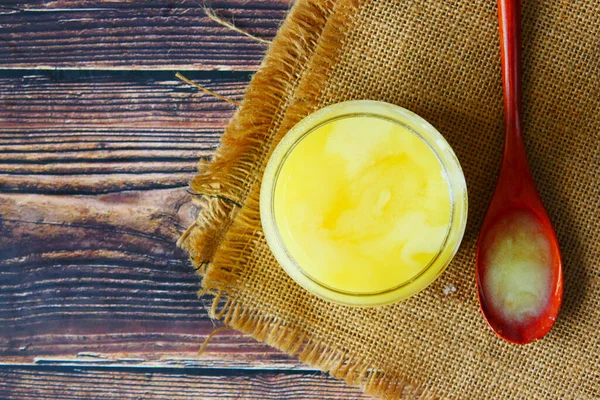 Zelfgemaakte ghee in container op een tafel , — Stockfoto