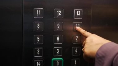 Adam asansör düğmesine basar..