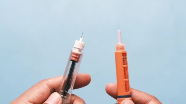 Kézben tartó inzulin injekciós toll fénymásoló hellyel, felülről lefelé — Stock videók