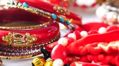 Mücevher, kolye ve zincir masanın üstünde. .