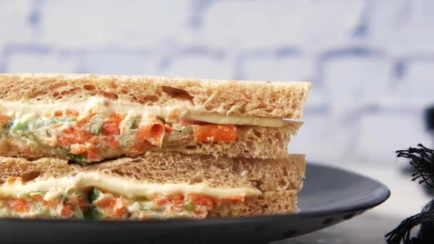 Овощной сэндвич на паштет на столе . — стоковое видео