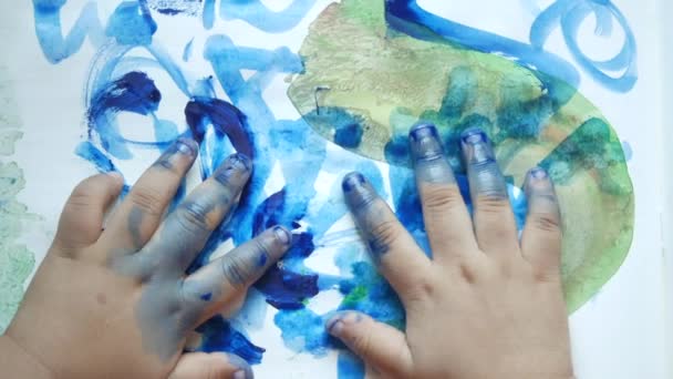 Dětská ruka s barvami na bílém papíru , — Stock video