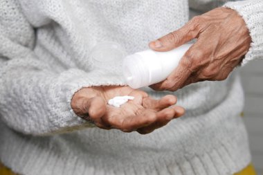 İlaç alan yaşlı kadınlar oturdular.