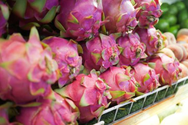 ejderha meyveleri yerel mağazada satışta 