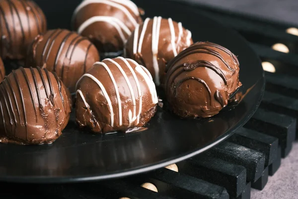 Chocolat noir sur une assiette sur fond rose — Photo