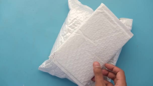 Met witte papieren bellenenveloppe voor postschepen. — Stockvideo