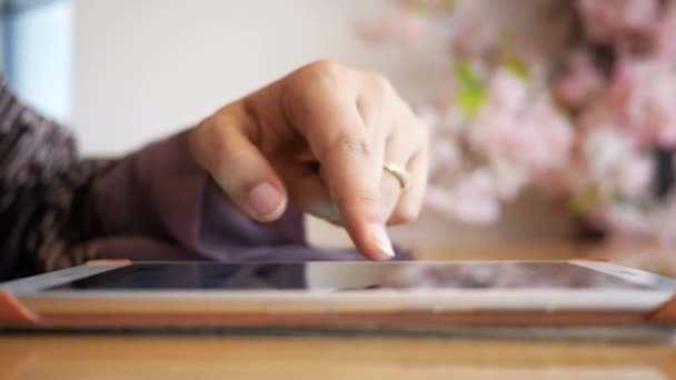 Mujeres jóvenes que trabajan en tabletas digitales en la oficina — Vídeos de Stock