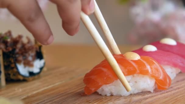 Sushi tradicional japonês nigiri com salmão na placa — Vídeo de Stock