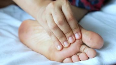 Kadınlara yakın dur ve yaralanma anında el masajı yap..