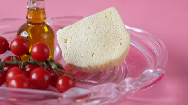 Kirschtomaten, Käse und Olivenöl auf dem Tisch — Stockvideo