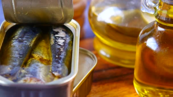 Otwarta puszka sardynek i olejów na stole — Wideo stockowe