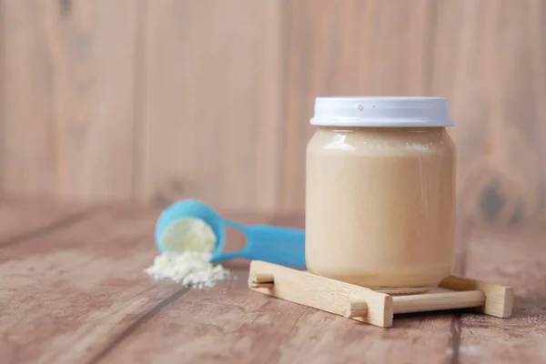 Comida para bebés en un recipiente en la mesa con espacio para copiar. — Foto de Stock