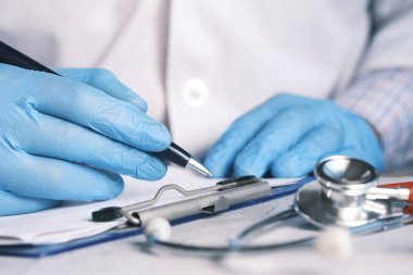 Doktor el yazısı reçetesi masamda. Kapatın..