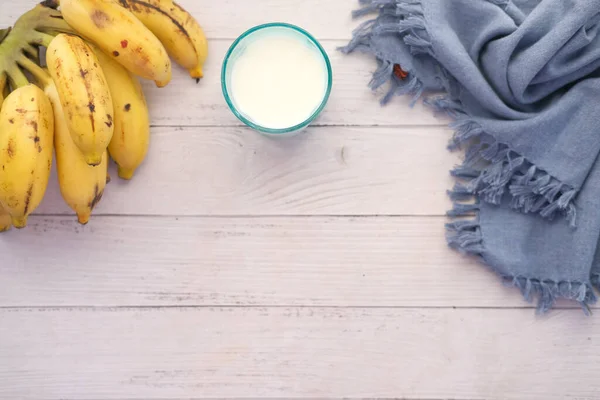 Verre de lait et banane sur la table — Photo