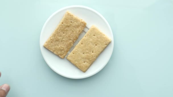 Primer plano de galletas dulces en la mesa de madera — Vídeos de Stock