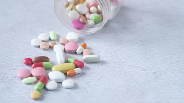 Primo piano di molte pillole colorate e capsule — Video Stock