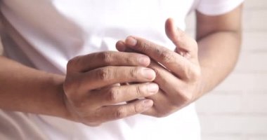 Acı çeken adam yaklaş. 