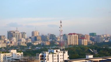Güneşli bir günde Dhaka şehrinin konut ve finans binalarının yüksek açılı manzarası 