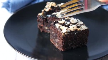 Masada bir dilim browni kesiyorum. 