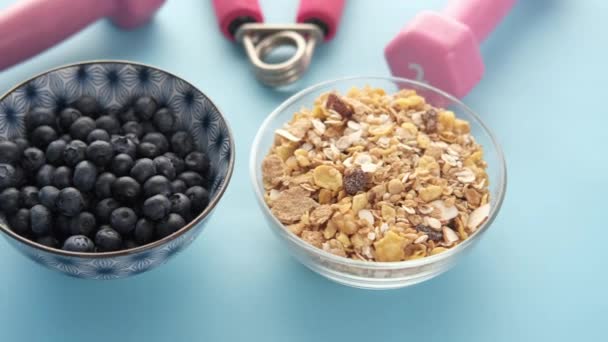饭碗里的麦片早餐和蓝莓 — 图库视频影像