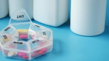  ilaç kutusu ve konteynır mavi arka planda 