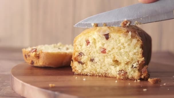 Corte de bolo de frutas padaria com faca na tábua de corte — Vídeo de Stock