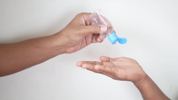 Duas pessoas usando gel desinfetante para prevenir o vírus. — Vídeo de Stock
