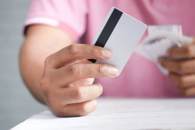  Otururken kredi kartları ve faturalar el ele tutulur. 