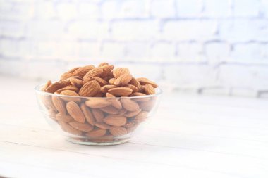 Masadaki fındıklı fındıklar. 