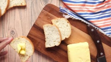 ... tereyağlı bisküvileri doğrama tahtasına koymak. 