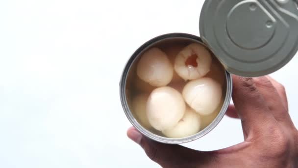 Mano tenere un litchi in scatola su bianco — Video Stock